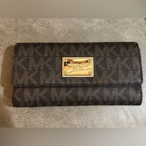 ❤️SOLD❤️ Michael Kors Dark Brown Wallet